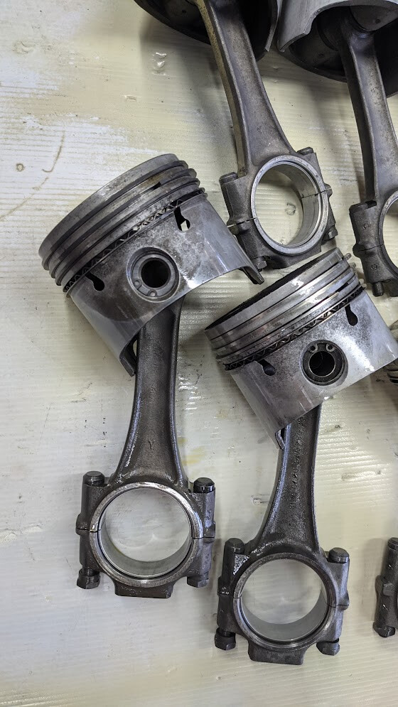 Rolls Royce Piston, pins and rod set Pre-Owned 9.25:1 compression  UE31258