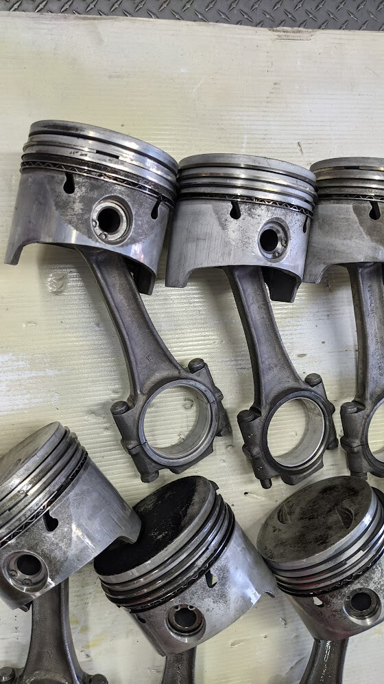 Rolls Royce Piston, pins and rod set Pre-Owned 9.25:1 compression  UE31258