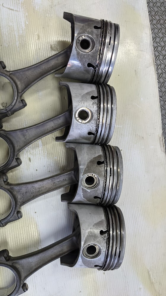Rolls Royce Piston, pins and rod set Pre-Owned 9.25:1 compression  UE31258