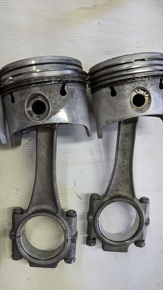 Rolls Royce Piston, pins and rod set Pre-Owned 9.25:1 compression  UE31258