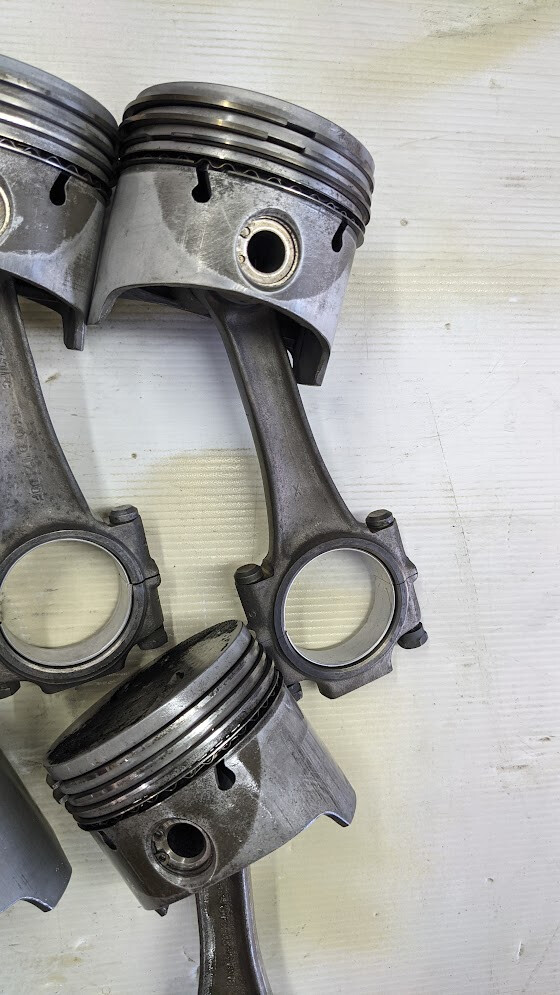 Rolls Royce Piston, pins and rod set Pre-Owned 9.25:1 compression  UE31258
