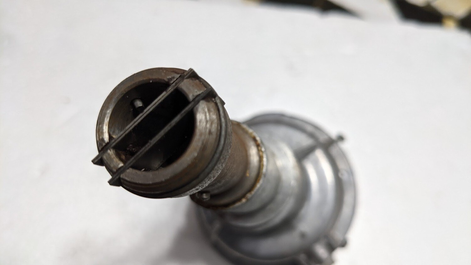 81 to 89 Rolls Royce Silver SPUR distributor shaft and body 	UE44694