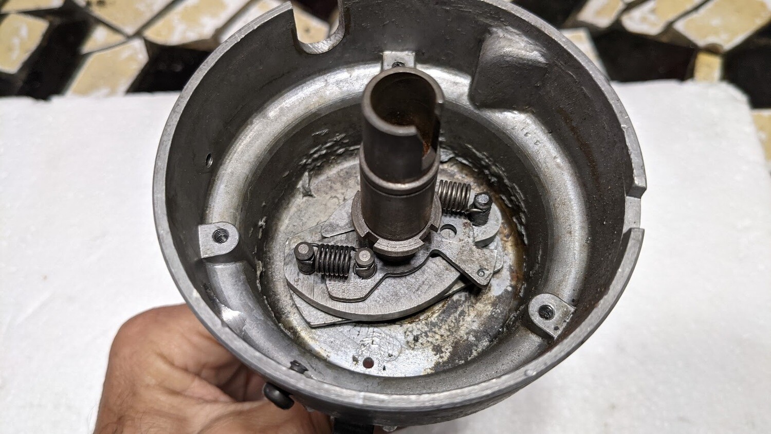 81 to 89 Rolls Royce Silver SPUR distributor shaft and body 	UE44694