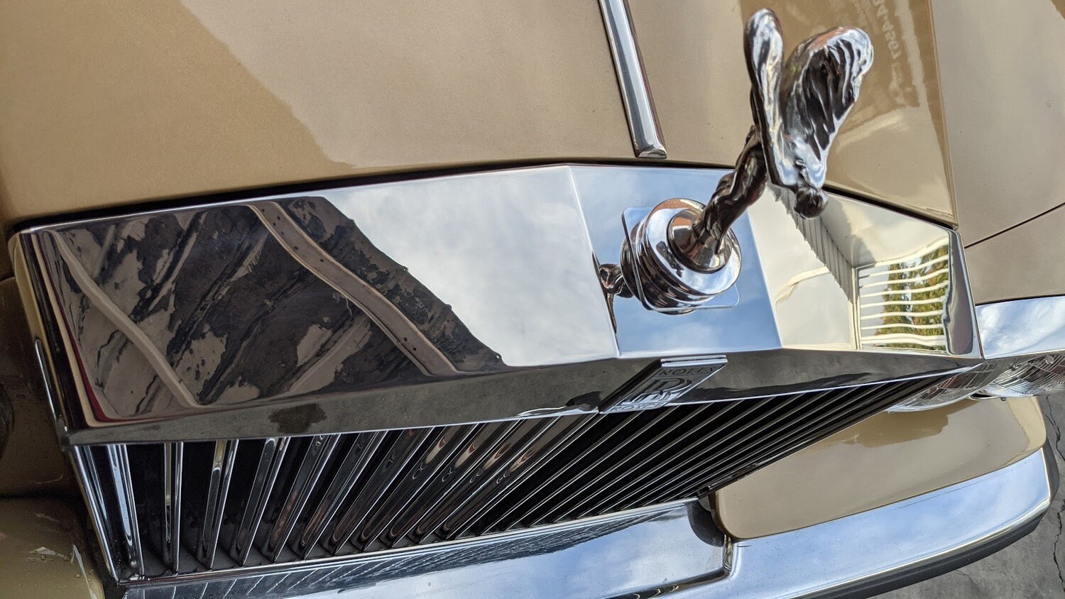 ROLLS ROYCE CORNICHE PART FRONT GRILLE WITH FLYING LADY UB33595