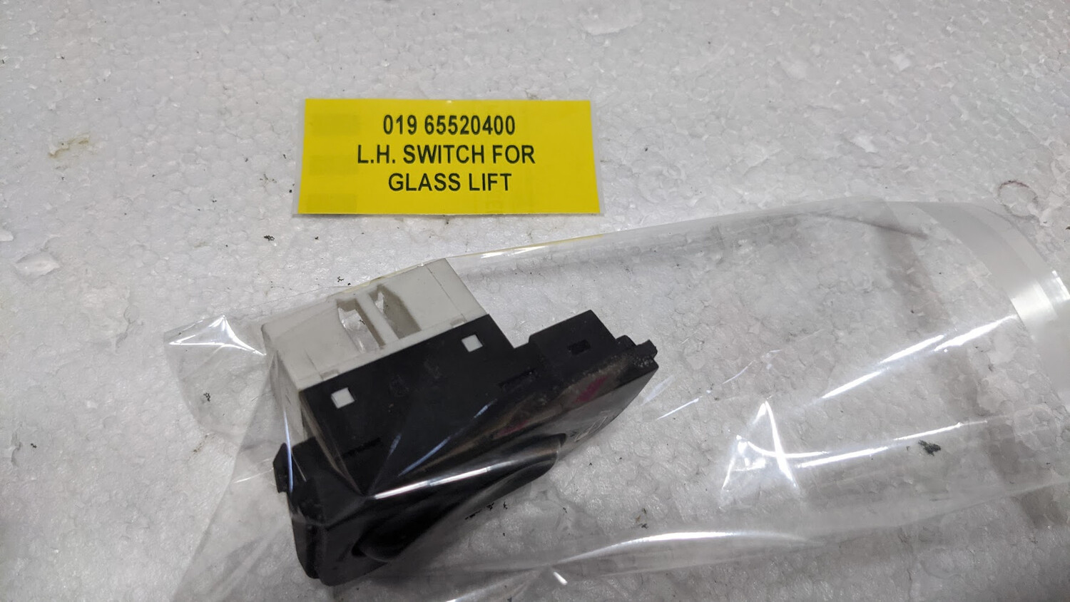 FERRARI 360   LEFT DOOR WINDOW SWITH 65520400