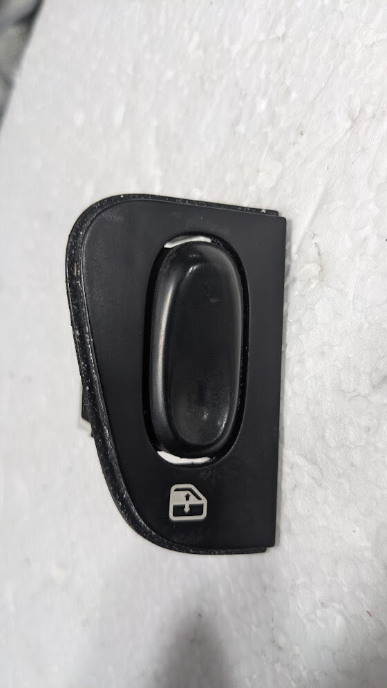 FERRARI 360   LEFT DOOR WINDOW SWITH 65520400