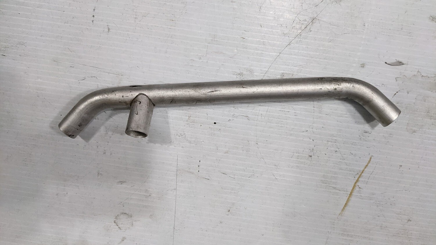 relist FERRARI 308 GTSi PART BREATHER PIPE BETWEEN VALVE COVERS 106982
