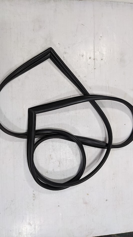 65 to 80 ROLLS ROYCE SILVER SHADOW REAR WINDSCREEN WINDSHIELD GLASS SEAL UB12408