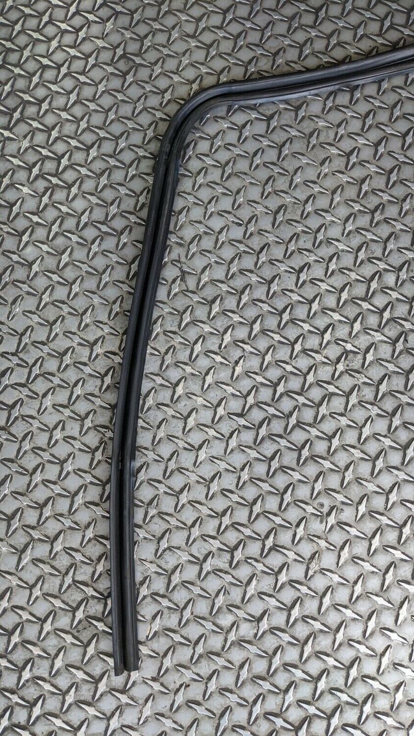 81 - 98 ROLLS ROYCE SILVER SPUR SPIRIT FRONT WINDSHIELD MOULDING SEAL UB72282