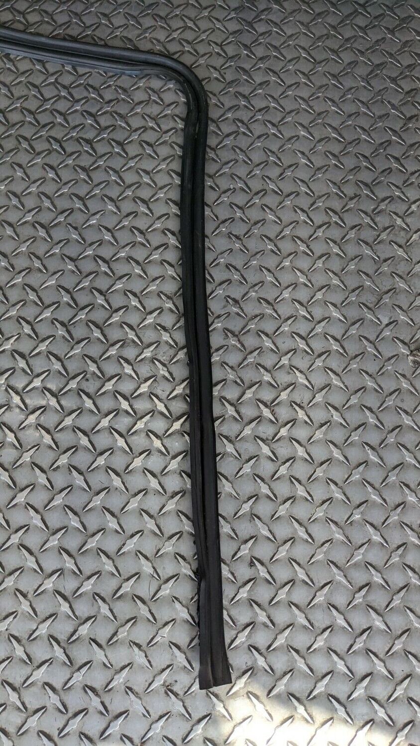 81 - 98 ROLLS ROYCE SILVER SPUR SPIRIT FRONT WINDSHIELD MOULDING SEAL UB72282