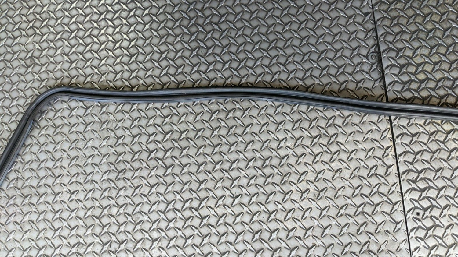81 - 98 ROLLS ROYCE SILVER SPUR SPIRIT FRONT WINDSHIELD MOULDING SEAL UB72282