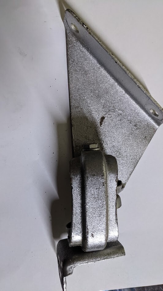 75 to 1980 Rolls Royce Silver SHADOW Exhaust HANGER CENTER RIGHT UR26630