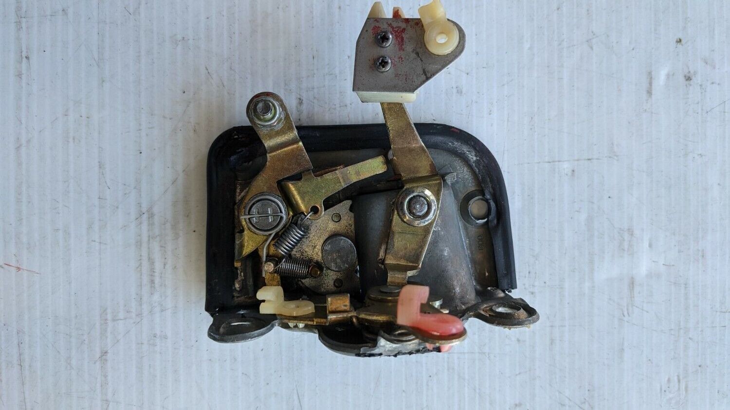 FERRARI 308 GTSi PART LEFT DOOR LATCH ASSEMBLY 20170908