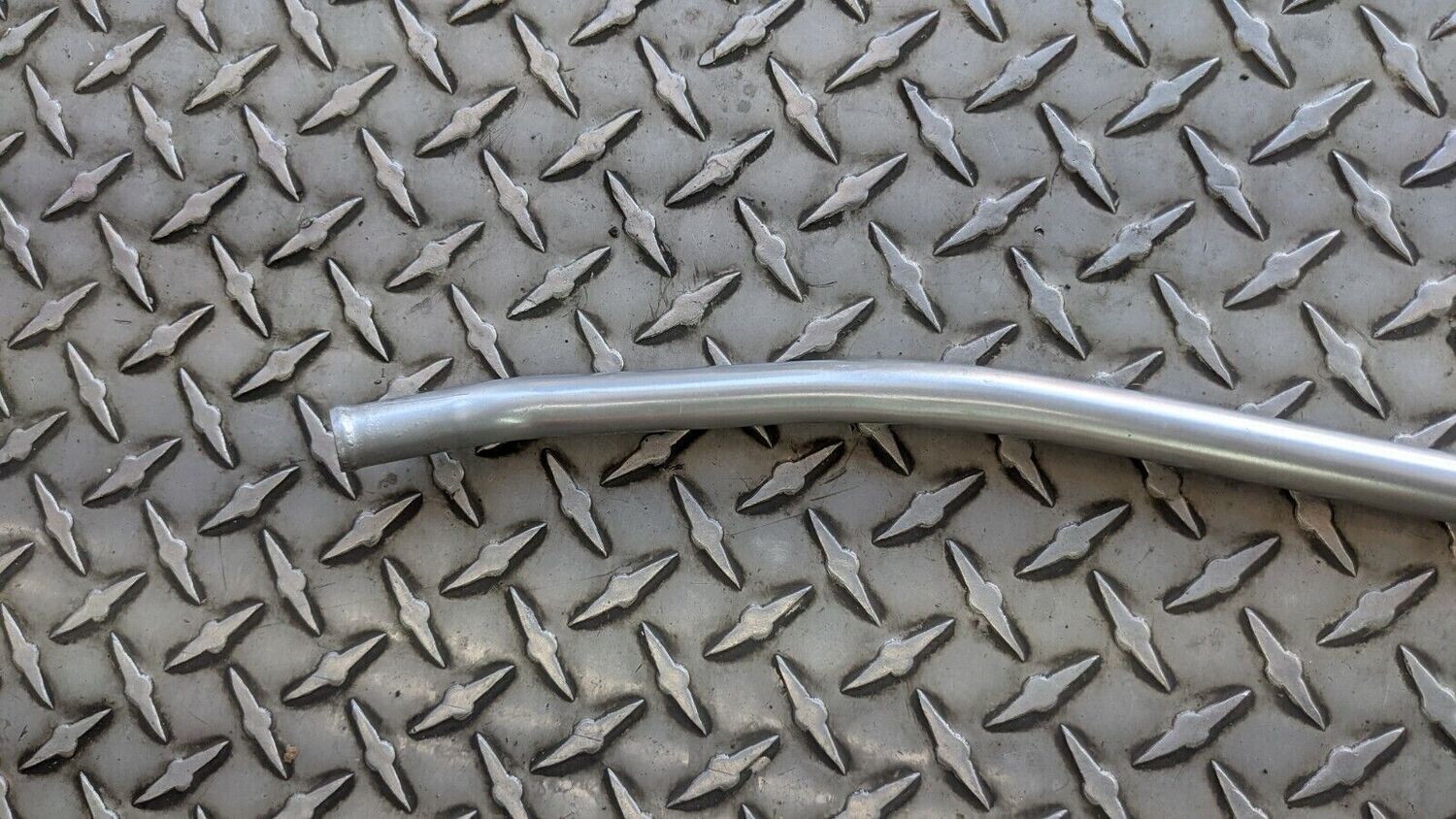 Ferrari 308 GTSi PART CROSS OVER FUEL FUMES PIPE FROM RIGHT TO LEFT TANKS 108521
