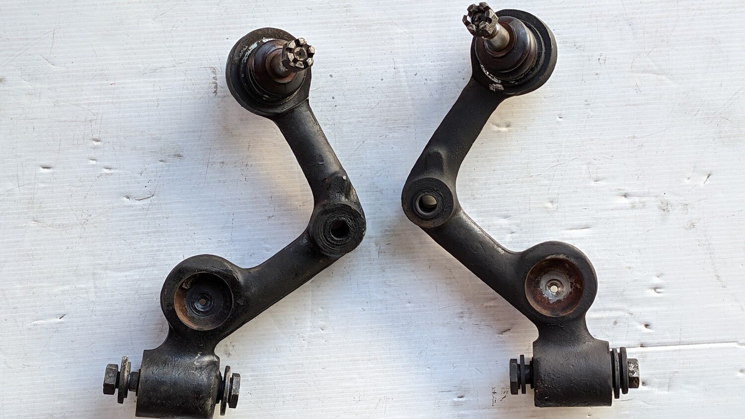 Rolls Royce Silver Shadow FRONT UPPER CONTROL ARM complete right and left UR17401 UR17400