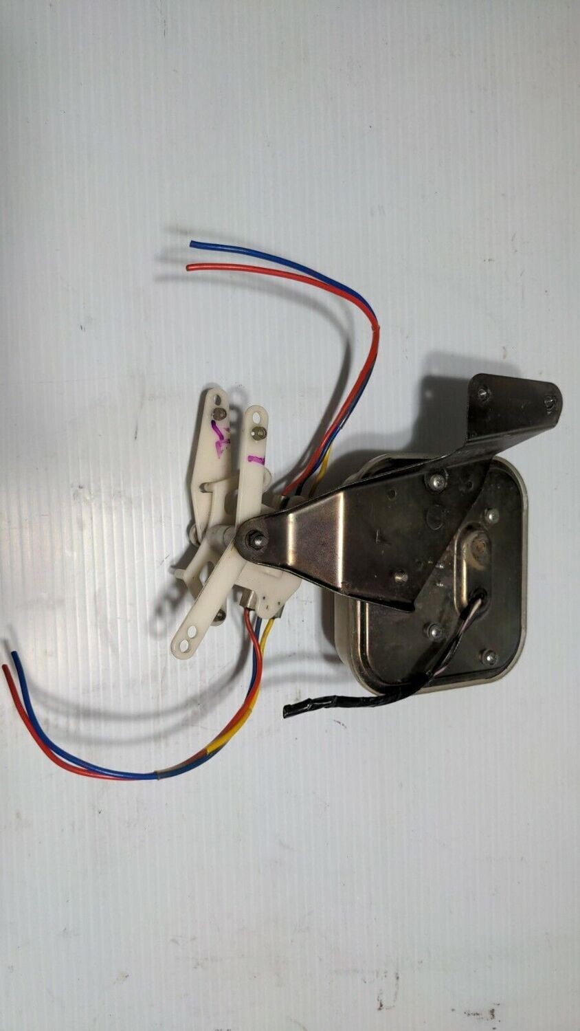 ROLLS-ROYCE SILVER SPUR LEFT FRONT DOOR LOCKING SOLENOID UB72067 L1