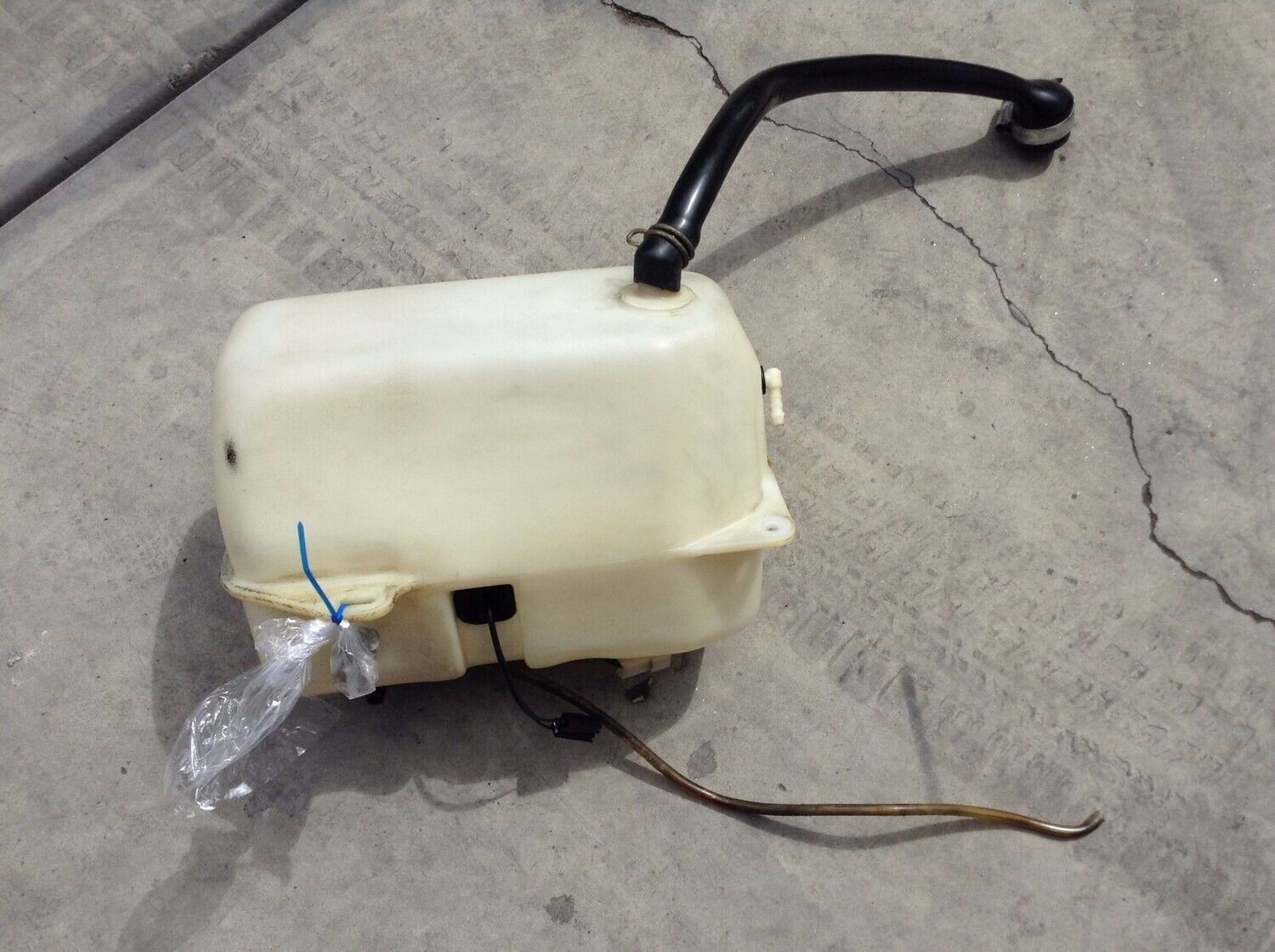 81 - 91 ROLLS ROYCE SILVER SPUR WINDSHIELD WASHER TANK &amp; MOTOR PUMP bott