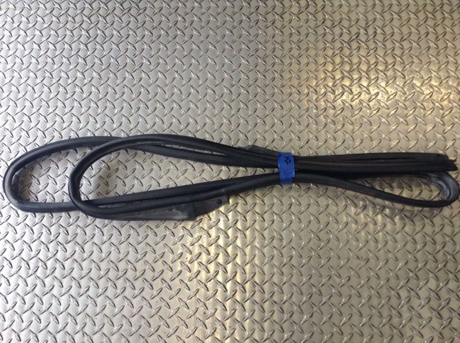 81 - 91 ROLLS-ROYCE SILVER SPUR RIGHT FRONT RUBBER DOOR SEAL