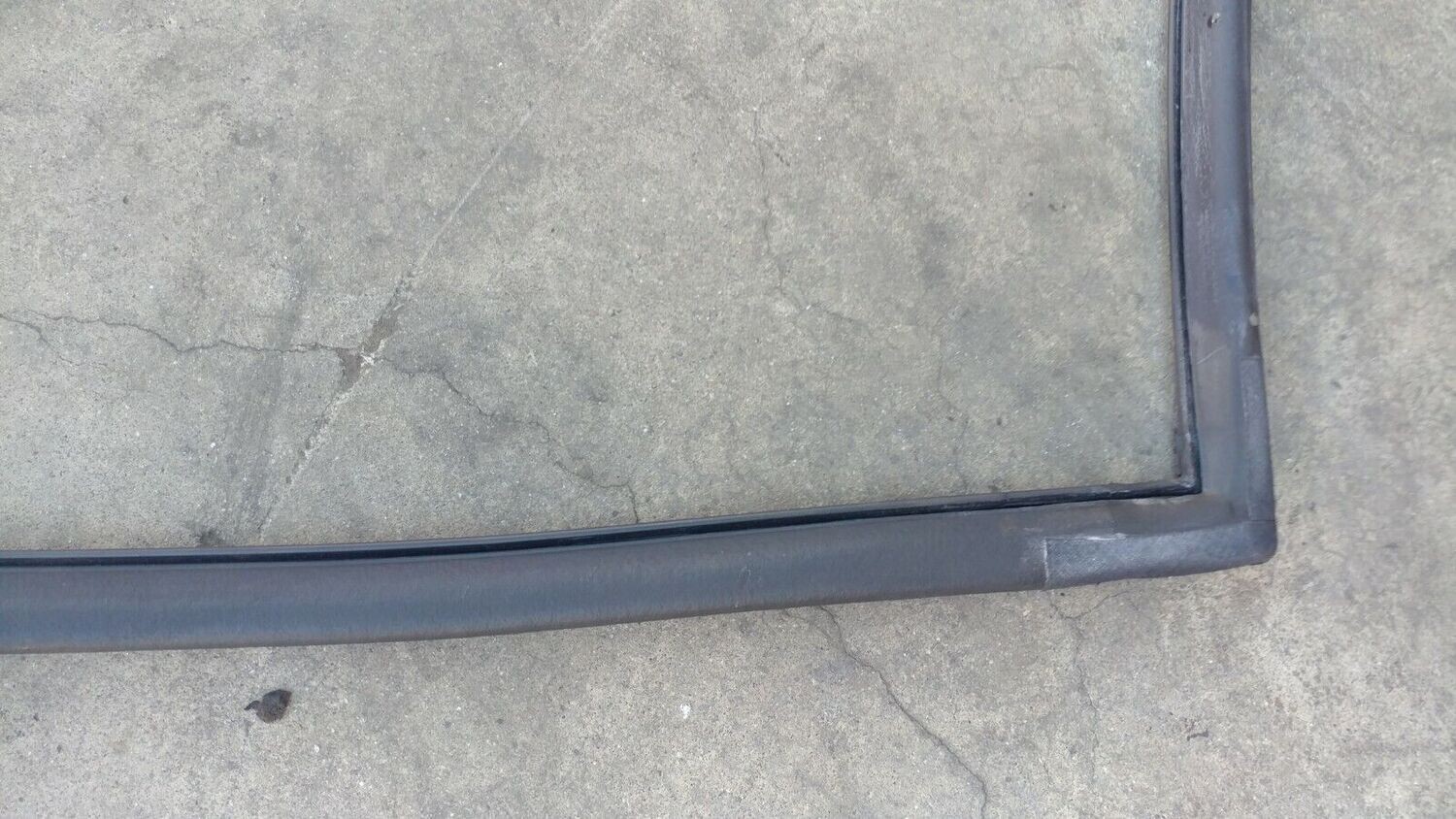 ROLLS ROYCE SILVER SPUR RUBBER DOOR SEAL UB89258 RIGHT REAR DOOR