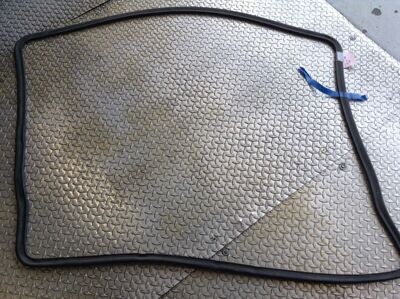 81 - 98 ROLLS ROYCE SILVER SPUR TRUNK SEAL UV11520