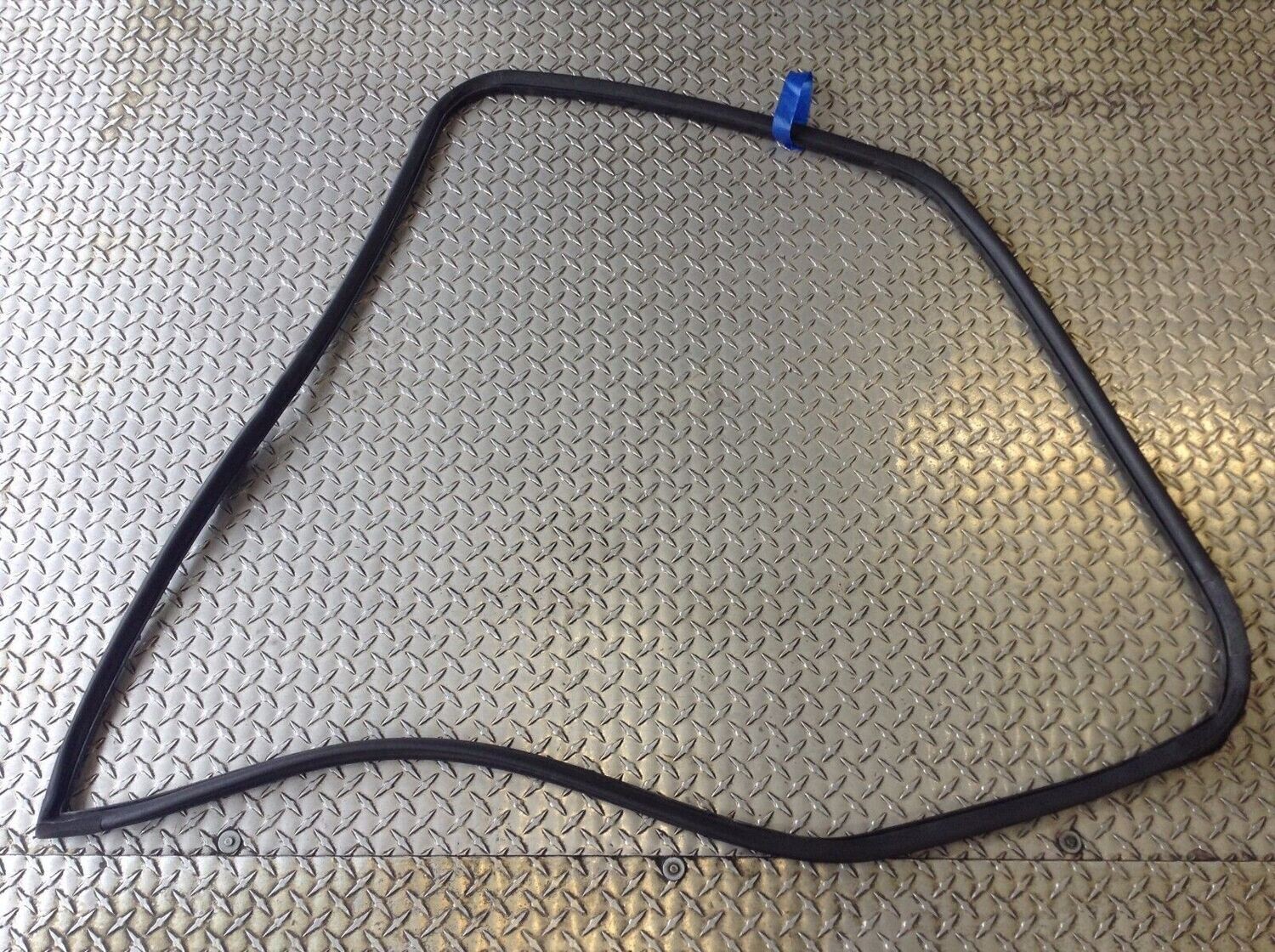 81 - 91 ROLLS-ROYCE SILVER SPUR LEFT REAR RUBBER DOOR SEAL