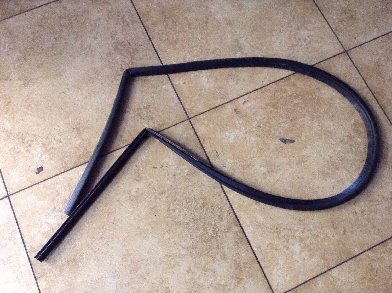 ROLLS-ROYCE 86 SILVER SPUR ENGINE BAY UPPER WEATHER STRIP SEAL