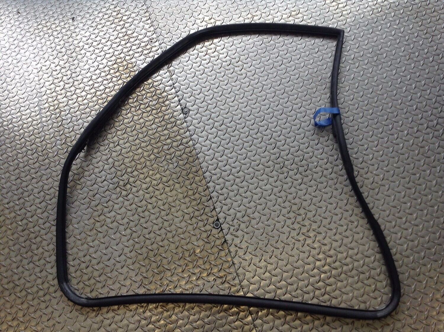 81 - 91 ROLLS-ROYCE SILVER SPUR RIGHT FRONT RUBBER DOOR SEAL