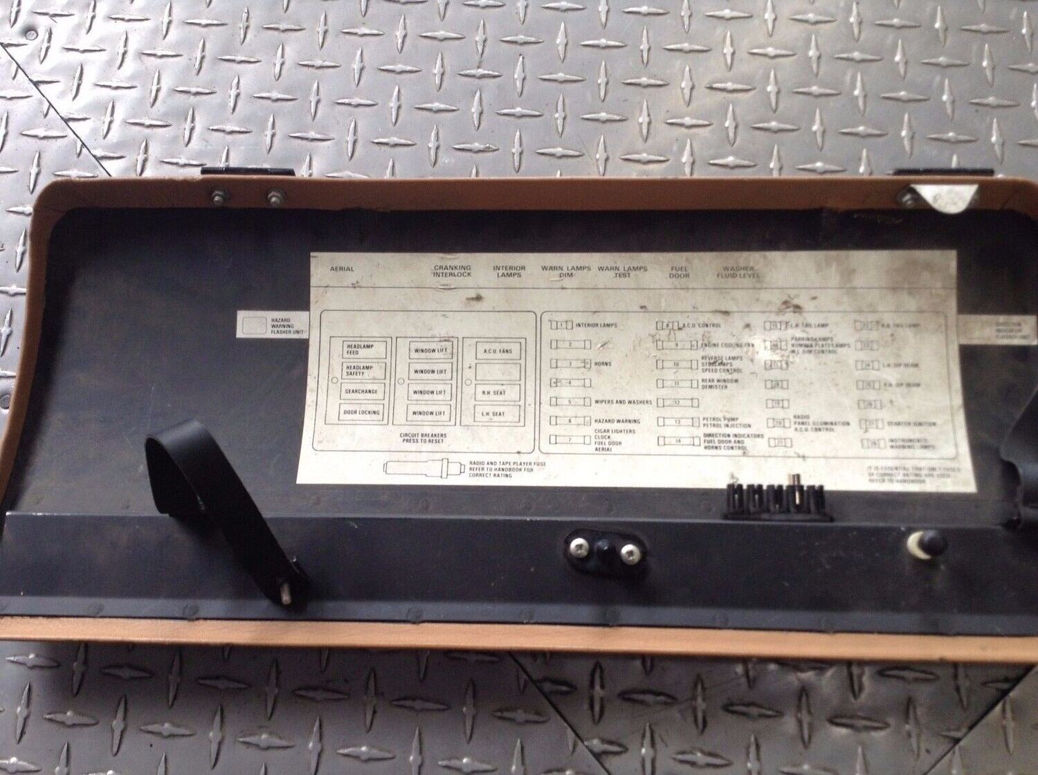 ROLLS-ROYCE SILVER SPUR UNDER DASH FUSE BOX ACCESS DOOR LID COVER TAN UB43223