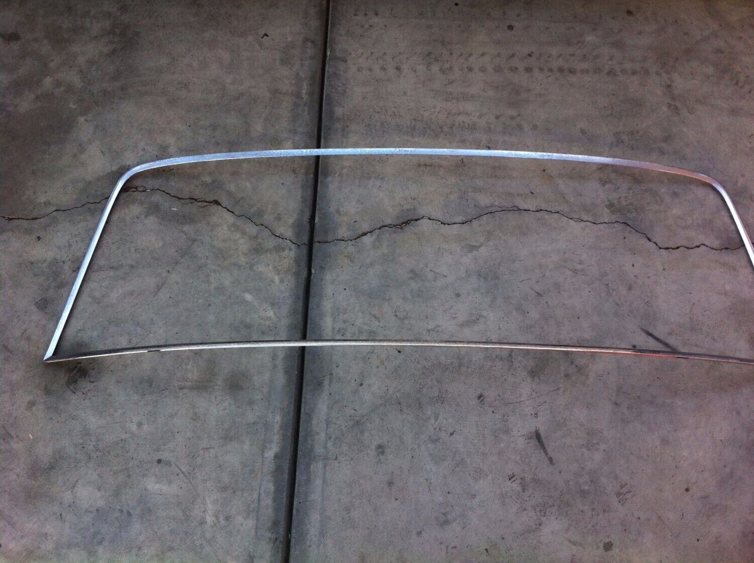 65 - 80 ROLLS ROYCE SILVER SHADOW REAR WINDSHIELD MOLDING
