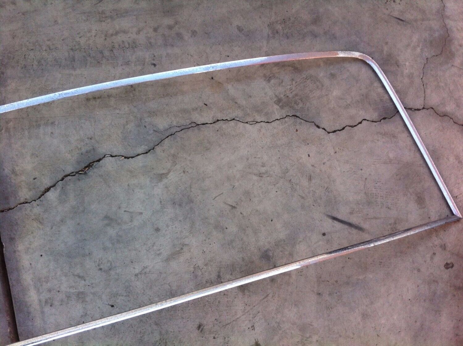 65 - 80 ROLLS ROYCE SILVER SHADOW REAR WINDSHIELD MOLDING