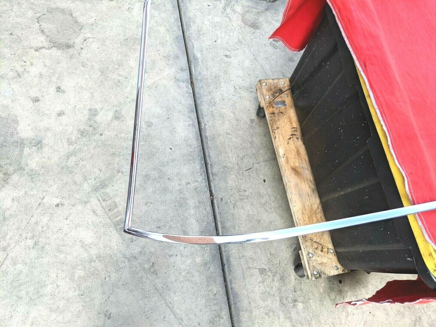65 - 80 ROLLS ROYCE SILVER SHADOW FRONT WINDSHIELD WINDSCREEN FRAME UB12470