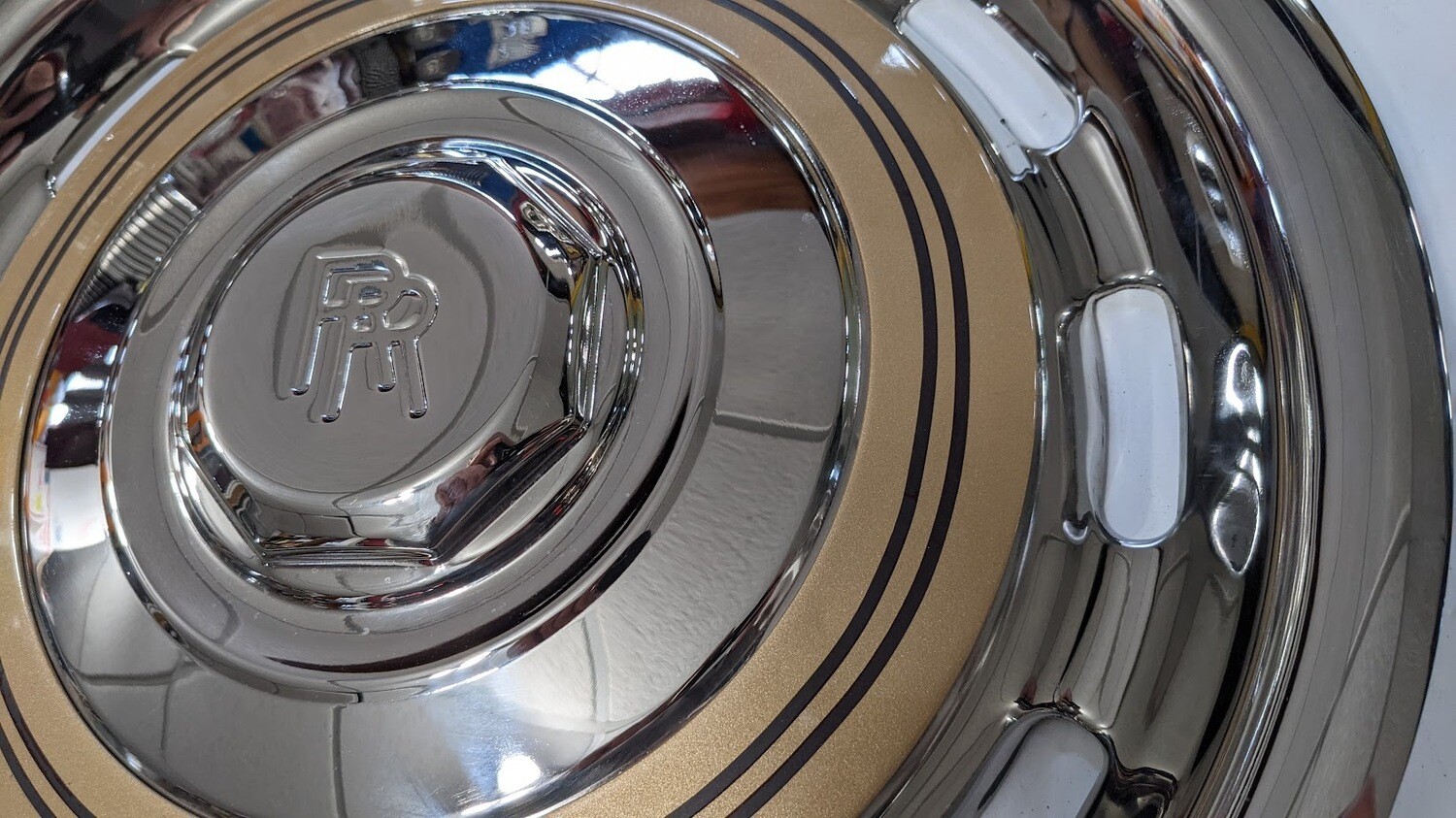 1965 to 1980 Rolls Royce Silver Shadow One hub cap, wheel dust cover used POLISHED