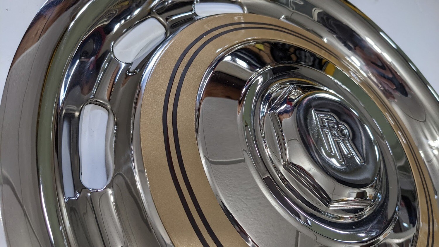1965 to 1980 Rolls Royce Silver Shadow One hub cap, wheel dust cover used POLISHED