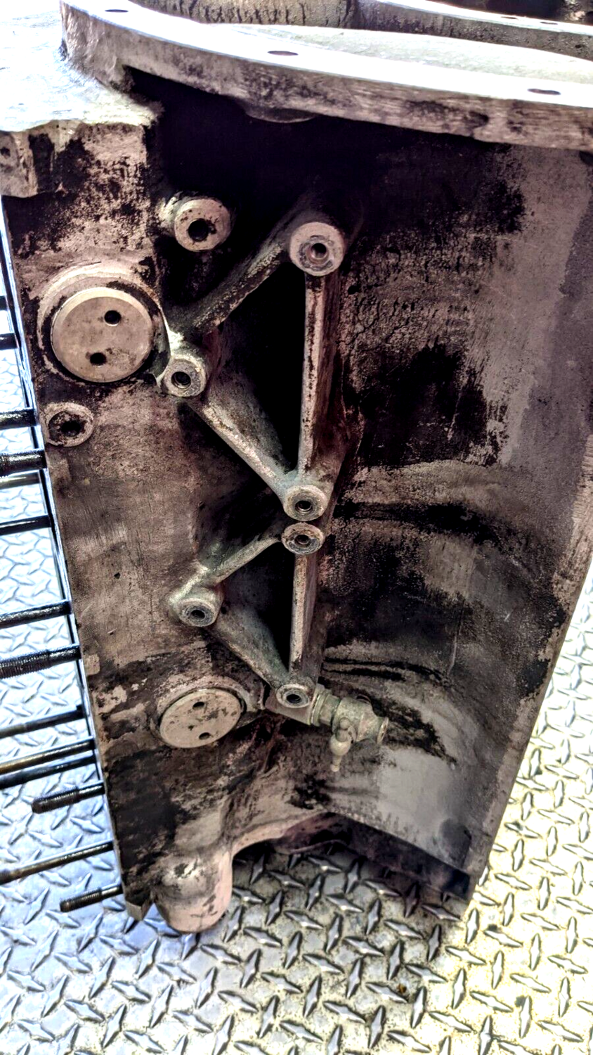 1966 Rolls Royce Silver Shadow engine block in good condition UE36012