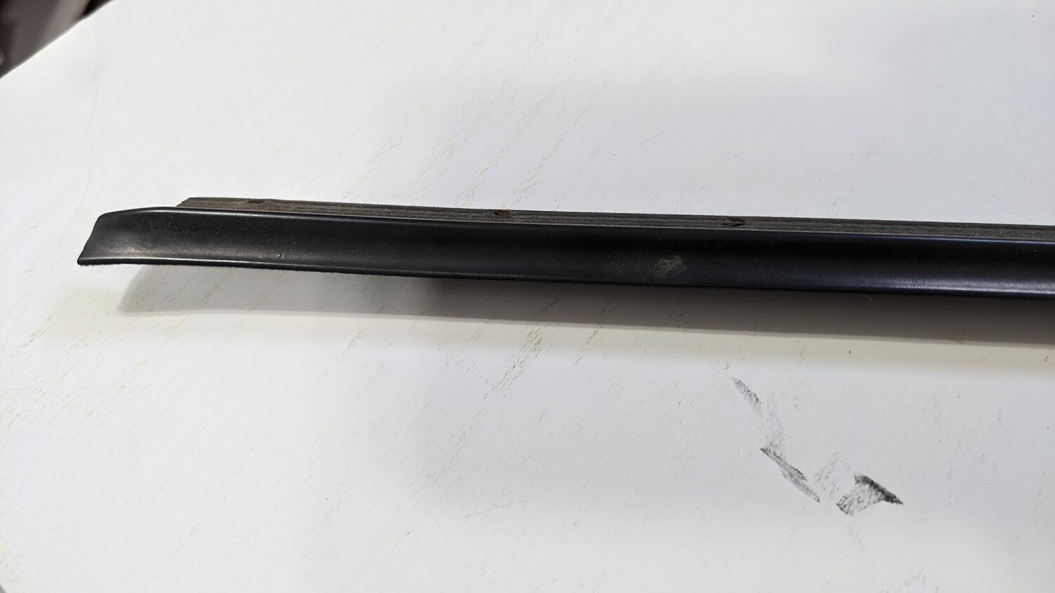 FERRARI 308 GTSi PART LEFT DOOR OUTER SEAL WINDOW WIPER 16327310 LH
