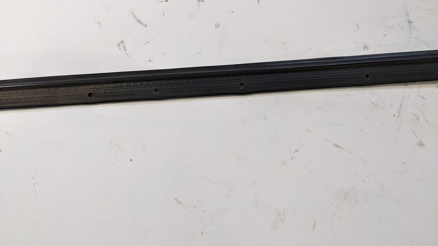 FERRARI 308 GTSi PART RIGHT DOOR OUTER SEAL WINDOW WIPER 16327310