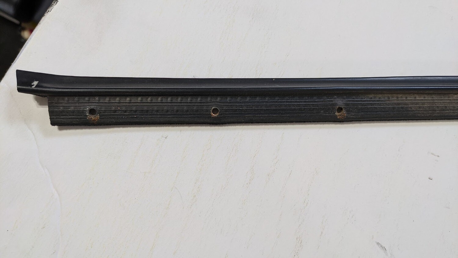 FERRARI 308 GTSi PART RIGHT DOOR OUTER SEAL WINDOW WIPER 16327310