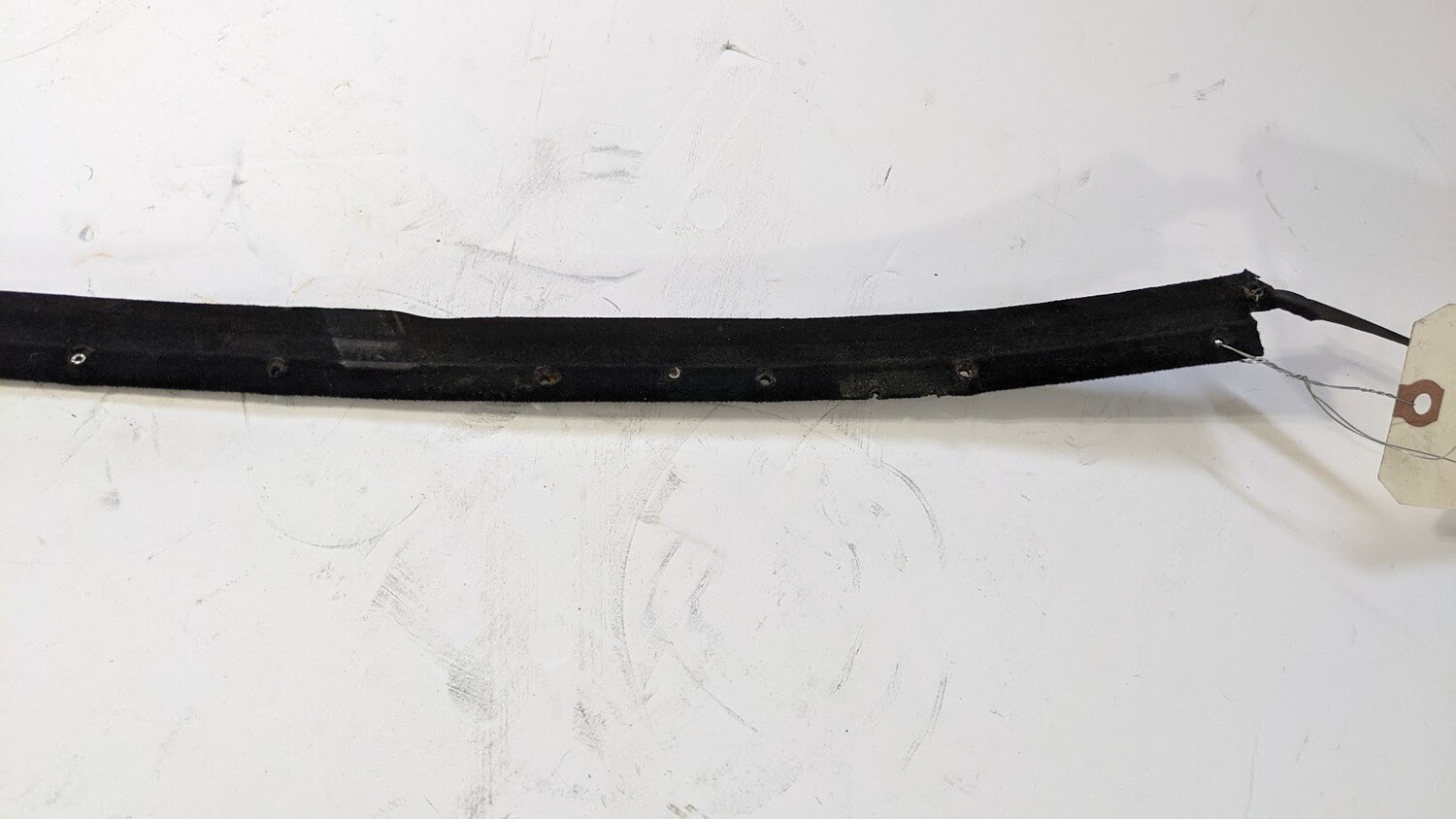FERRARI 308 GTSi PART RIGHT DOOR OUTER SEAL WINDOW WIPER 16327310