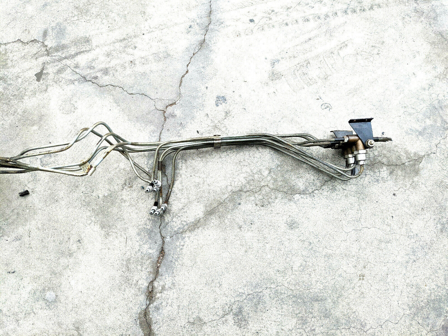 Rolls Royce Silver Shadow pipes and connectors for Distribution Valves