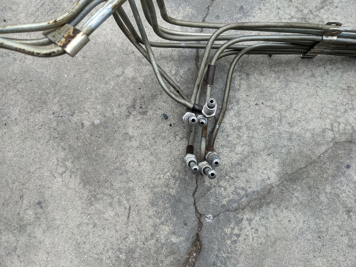 Rolls Royce Silver Shadow pipes and connectors for Distribution Valves
