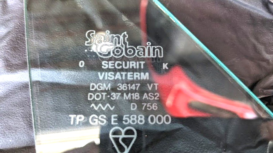 FERRARI 308 GTSi RIGHT DOOR 1/4 GLASS USA MODEL GENUINE 60264405