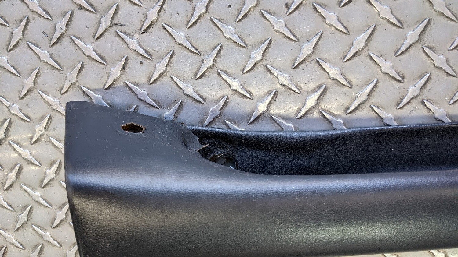 FERRARI 308 GTSi INTERIOR DOOR PANEL ARM REST LEFT SIDE  BLACK 60067501