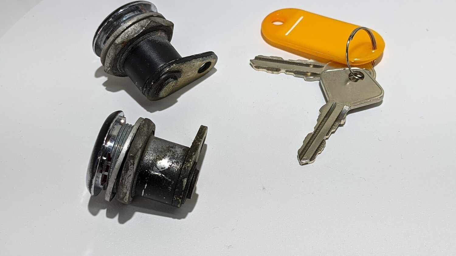 FERRARI 308 GTSi REAR 1/4 GLASS GRILLE TUMBLER LOCK WITH KEY 60389400