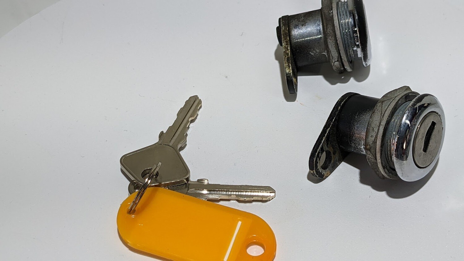 FERRARI 308 GTSi REAR 1/4 GLASS GRILLE TUMBLER LOCK WITH KEY 60389400