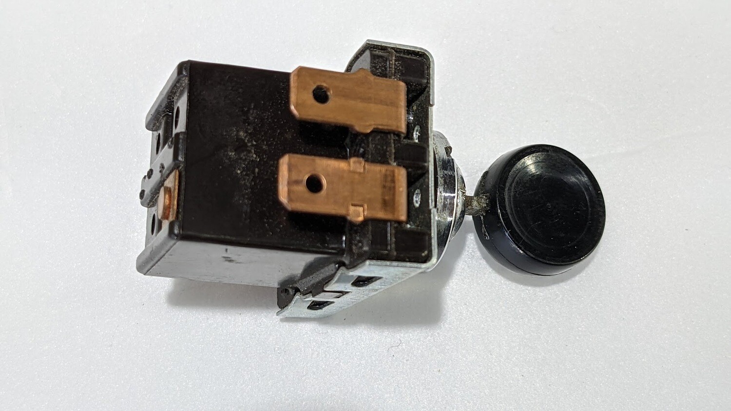 FERRARI 308 PARTS  AERIAL SWITCH , ANTENNA AT CENTER CONSOLE  61272300