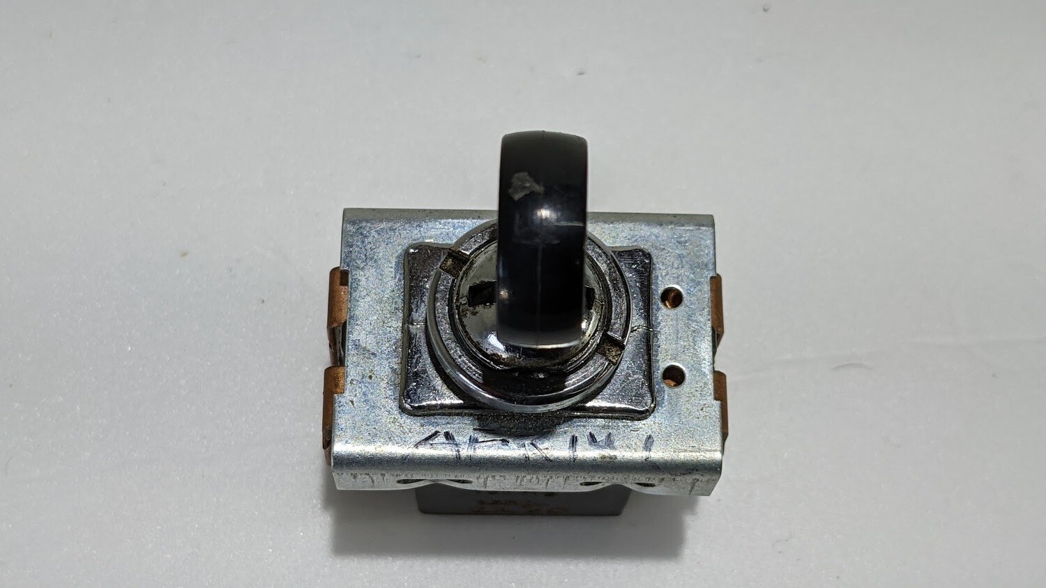 FERRARI 308 PARTS  AERIAL SWITCH , ANTENNA AT CENTER CONSOLE  61272300