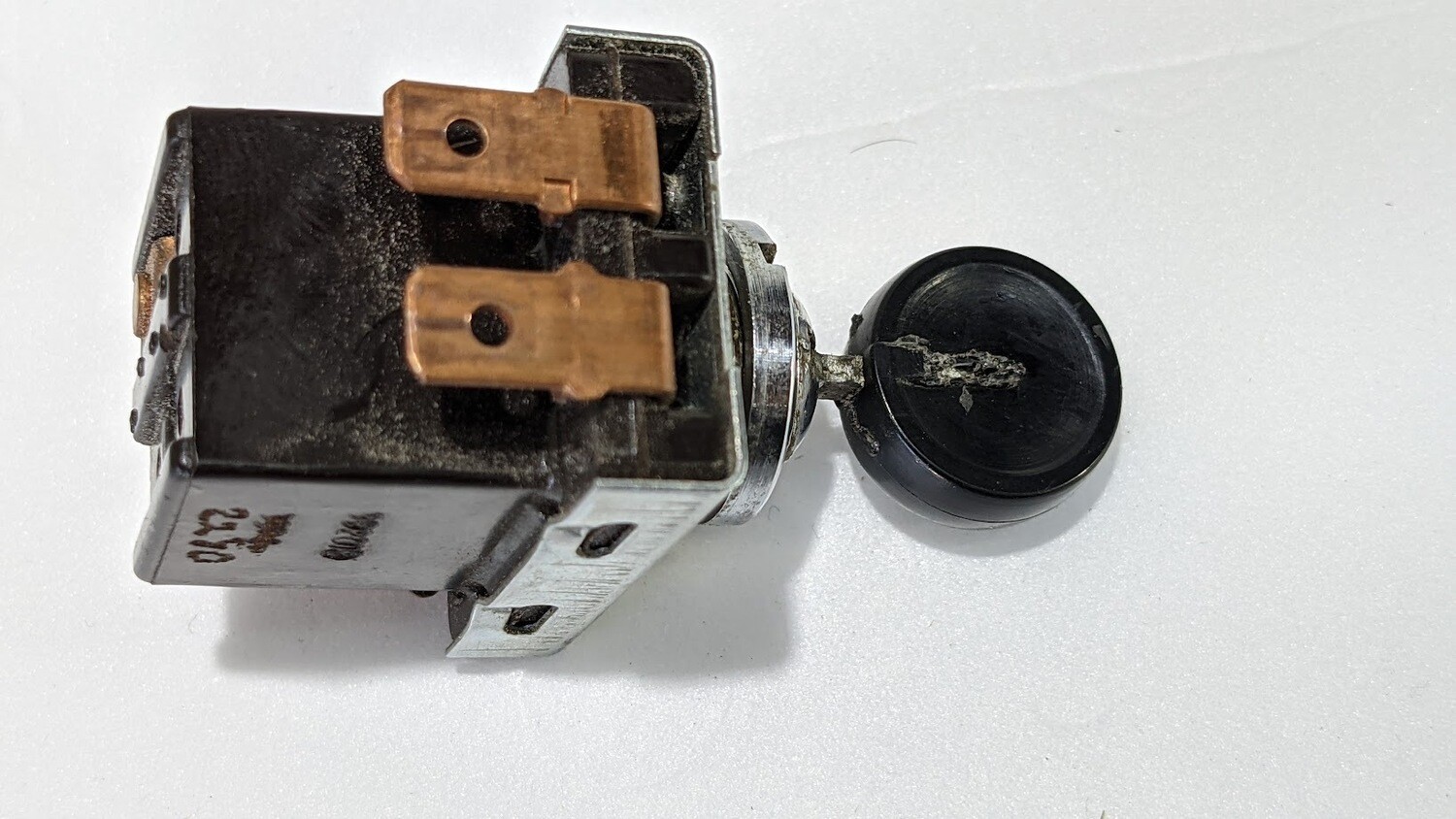 FERRARI 308 PARTS  AERIAL SWITCH , ANTENNA AT CENTER CONSOLE  61272300