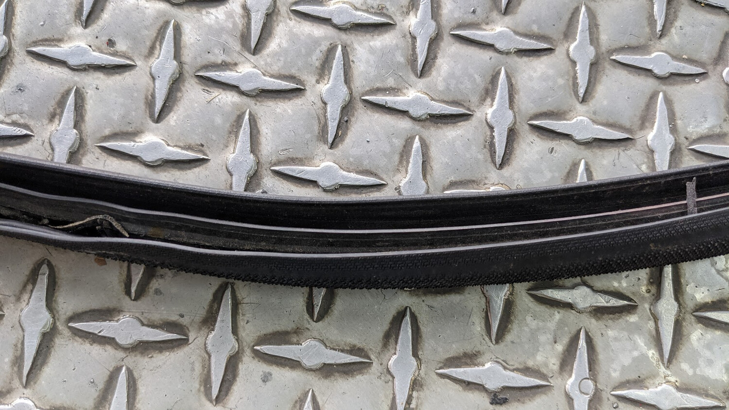 FERRARI 308 PARTS  GTS CABIN COMPARTMENT TOP SEAL RUBBER weather-stripping