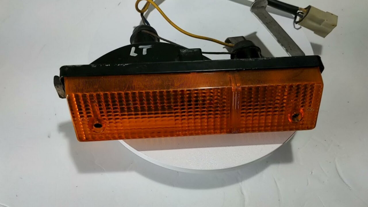 FERRARI 308 GTSi  FRONT LEFT  TURN SIGNAL LIGHT ASSEMBLY USA 6012100 -