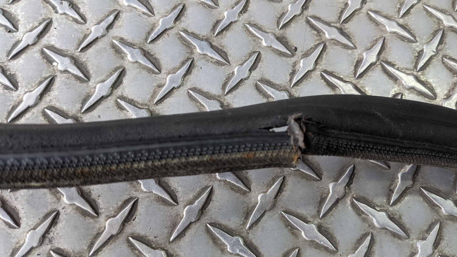 FERRARI 308 PARTS  GTS CABIN COMPARTMENT TOP SEAL RUBBER weather-stripping